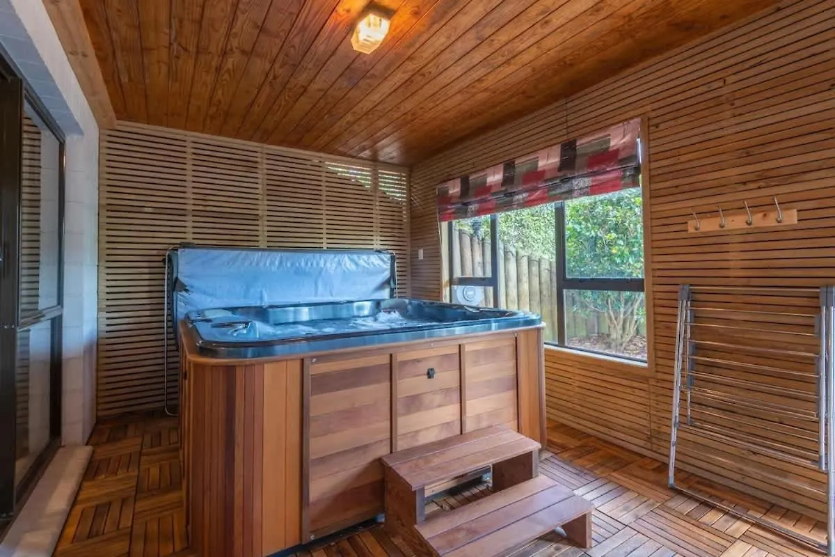 Deluxe Redwoods Villa Rotorua Holiday home