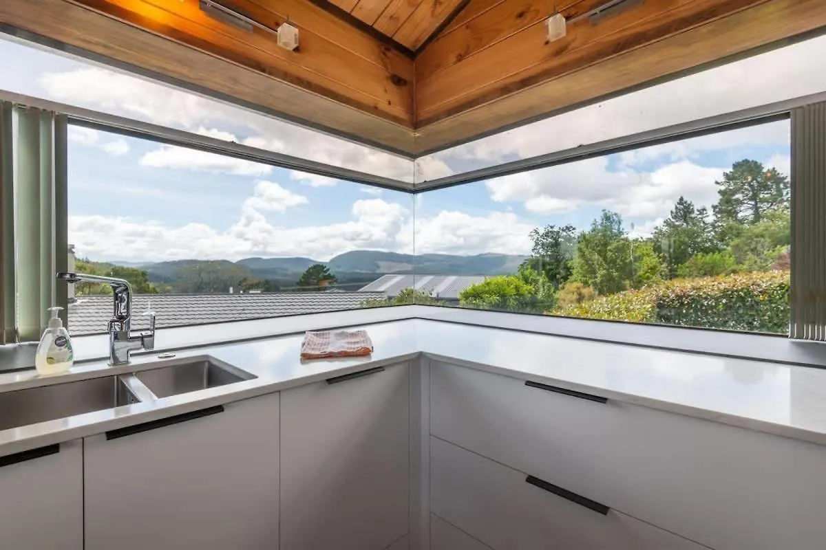 Deluxe Redwoods Villa Rotorua